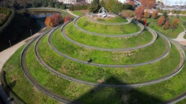 Milan, Portello, İtalya - 12,03,2024: Parco Industria Alfa Romeo - CityLife bölgesinde Portello. Casa Milan, Isozaky ve Allianz gökdeleni ve şehir merkezindeki yeni spiral park, yeni yeşil bölge.