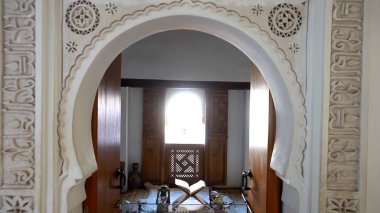 Afrika, Fas, Marakeş 12,28,2024 Ben Youssef Madrasa, Marakeş 'in Medine çarşısında Arap-Endülüs mimarisi üzerine kurulu bir Kuran okuludur.