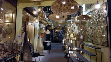 Pazarda satılık fenerler, Afrika, Fas Marakeş 