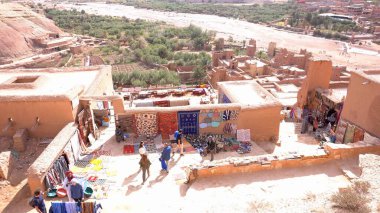 Afrika, Fas 12,29,2024 Ait Ben Haddou KASBAH 'ı Ouarzazate yakınlarında tahkim edilmiş bir şehirdir. Ait Ben Haddou toprak toprak mimarisi ve turist gezisi için harika bir örnek.