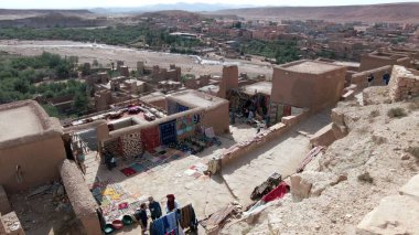 Afrika, Fas 12,29,2024 Ait Ben Haddou KASBAH 'ı Ouarzazate yakınlarında tahkim edilmiş bir şehirdir. Ait Ben Haddou toprak toprak mimarisi ve turist gezisi için harika bir örnek.