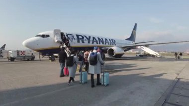 Fas Marakeş 01.17.2025 - Ryanair uçak şirketi, Marakeş Menara Havaalanı 'nda düşük maliyetli uçuş