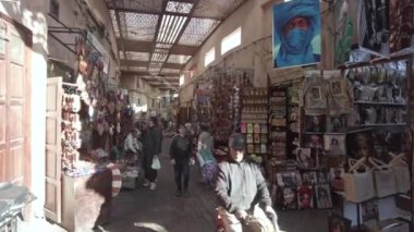 Afrika, Fas, Marakeş 12,29,2024 Jemaa el fna kare miras dünyası, turizm merkezi Medine 'deki geleneksel çarşı pazarında yürüyor.