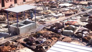 Afrika, Fas, Marakeş 12,28,2024 Marakeş 'teki Sidi Yacoub tabakhanesi Marakeş' in Medine çarşısında deri eski ve geleneksel renk işleme sistemleriyle renklendirilmiştir.