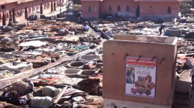 Afrika, Fas, Marakeş 12,28,2024 Marakeş 'teki Sidi Yacoub tabakhanesi Marakeş' in Medine çarşısında deri eski ve geleneksel renk işleme sistemleriyle renklendirilmiştir.