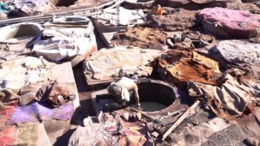 Afrika, Fas, Marakeş 12,28,2024 Marakeş 'teki Sidi Yacoub tabakhanesi Marakeş' in Medine çarşısında deri eski ve geleneksel renk işleme sistemleriyle renklendirilmiştir.