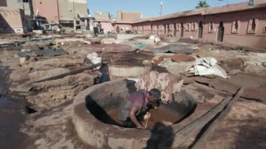 Afrika, Fas, Marakeş 12,28,2024 Marakeş 'teki Sidi Yacoub tabakhanesi Marakeş' in Medine çarşısında deri eski ve geleneksel renk işleme sistemleriyle renklendirilmiştir.