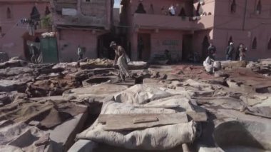 Afrika, Fas, Marakeş 12,28,2024 Marakeş 'teki Sidi Yacoub tabakhanesi Marakeş' in Medine çarşısında deri eski ve geleneksel renk işleme sistemleriyle renklendirilmiştir.