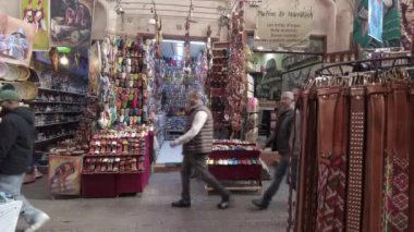 Afrika, Fas, Marakeş 12,29,2024 Jemaa el fna kare miras dünyası, turizm merkezi Medine 'deki geleneksel çarşı pazarında yürüyor.