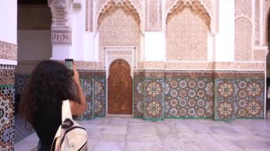 Afrika, Fas, Marakeş 12,28,2024 Ben Youssef Madrasa, Marakeş 'in Medine çarşısında Arap-Endülüs mimarisi üzerine kurulu bir Kuran okuludur.