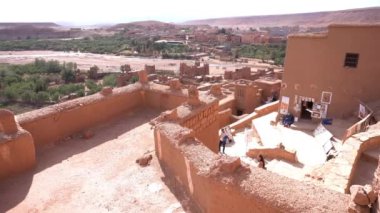 Ait Ben Haddou, Afrika kıtasında bulunan Fas devletinde bir şehirdir. Ait Ben Haddou, toprak toprak mimarisi ve sinema ve çamur evleri için harika bir örnektir.