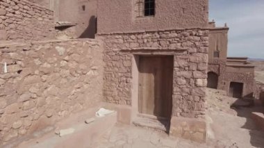Ait Ben Haddou, Afrika kıtasında bulunan Fas devletinde bir şehirdir. Ait Ben Haddou, toprak toprak mimarisi ve sinema ve çamur evleri için harika bir örnektir.