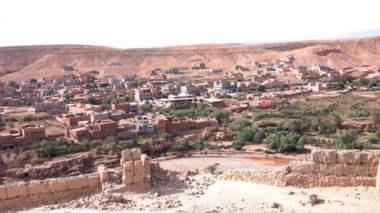 Ait Ben Haddou, Afrika kıtasında bulunan Fas devletinde bir şehirdir. Ait Ben Haddou, toprak toprak mimarisi ve sinema ve çamur evleri için harika bir örnektir.