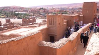 Afrika, Fas 12,29,2024 Ait Ben Haddou KASBAH 'ı Ouarzazate yakınlarında tahkim edilmiş bir şehirdir. Ait Ben Haddou toprak toprak mimarisi ve turist gezisi için harika bir örnek.