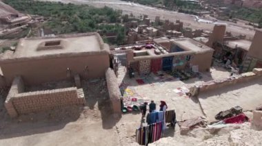 Afrika, Fas 12,29,2024 Ait Ben Haddou KASBAH 'ı Ouarzazate yakınlarında tahkim edilmiş bir şehirdir. Ait Ben Haddou toprak toprak mimarisi ve turist gezisi için harika bir örnek.