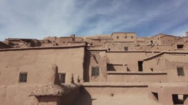 Ait Ben Haddou, Afrika kıtasında bulunan Fas devletinde bir şehirdir. Ait Ben Haddou, toprak toprak mimarisi ve sinema ve çamur evleri için harika bir örnektir.