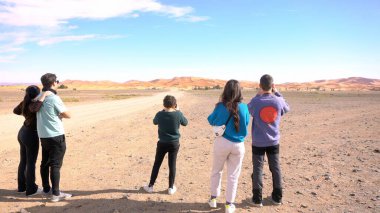 Afrika, Fas 07.01.2025 turist Marakeş 'ten Merzuoga' ya safari turu yapıp Sahra Çölü 'nün kapılarına kum tepelerini, Fas seyahat merkezlerini ziyaret etmek için geliyorlar. 