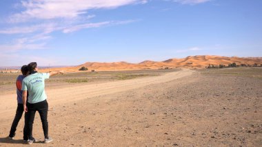 Afrika, Fas 07.01.2025 turist Marakeş 'ten Merzuoga' ya safari turu yapıp Sahra Çölü 'nün kapılarına kum tepelerini, Fas seyahat merkezlerini ziyaret etmek için geliyorlar. 