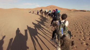 Fas 07.01.2025 Karavan Afrika 'daki kum tepelerinden geçiyor Sahra Çölü, Fas - Merzuga - develer üzerinde çölü ziyaret ediyor - macera ve özgürlük - bir gezi, safari - organize seyahat