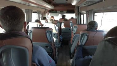 Afrika, Fas, Marakeş 01,14,2025 turist Marakeş 'ten Merzouga Sahra Çölü' ne özel bir otobüsle safari turu yapar, arabayla Fas 'a seyahat eder. 