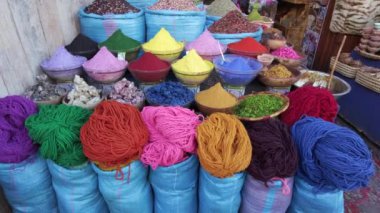 Fas 'taki Marakeş Medine' de el yapımı ürünlerin üretimi için kumaşların ve derilerin boyanması ve boyanması için boyanmış renkler.