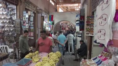 Afrika, Fas, Marakeş 12,29,2024 Jemaa el fna kare miras dünyası, turizm merkezi Medine 'deki geleneksel çarşı pazarında yürüyor. 