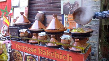 Fas, Marakeş 1.17.2025 Tayland yemeği, pişirildiği terakotta yemeğinden adını alan haşlanmış et, tavuk ya da balığa dayanan tipik bir Maghreb yemeğidir. 