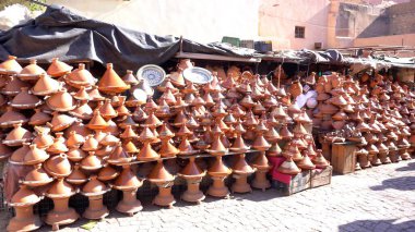 Fas, Marakeş Taverna, pişirildiği terakotta tabağından adını alan pişirilmiş et, tavuk ya da balığa dayanan tipik bir Maghreb yemeğidir. 