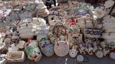 Afrika, Fas, Marakeş 12,29,2024 geleneksel Suk 'ta yürüyor, Medine' nin içinde Jemaa el fna kare miras dünyası içinde çarşı pazarı, turistik eğlence beldesi, satılık çantalar 