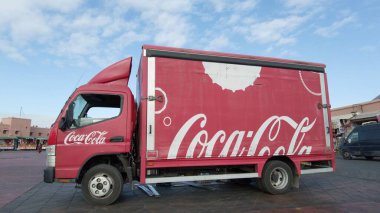 Afrika, Fas Marakeş 1.17.2025 - Eski Amerikan kırmızı Coca Cola kamyoneti camion Jemaa El Fna Meydanı 'ndaki Coca Cola kutularını eve getirdi