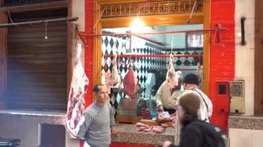 Afrika, Fas, Marakeş 21.01.2025 geleneksel suk, Medine içinde çarşı pazarı Jemaa el fna kare miras dünyası, turistik eğlence merkezi, et kasabı 
