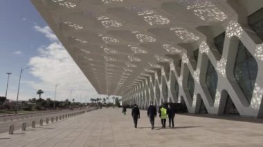 Fas Marakeş 01.17.2025 Marakeş Menara Uluslararası Havaalanı, yolcular Afrika 'dan Avrupa' ya uçmadan önce uçağa biniyor.