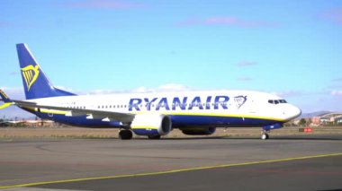 Fas Marakeş 01.17.2025 - Ryanair uçak şirketi, Marakeş Menara Havaalanı 'nda düşük maliyetli uçuş