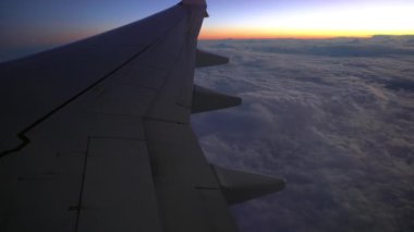 Gün batımında uçak penceresinden görüş, seyahat 