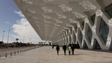 Fas Marakeş 01.17.2025 Marakeş Menara Uluslararası Havaalanı, yolcular Afrika 'dan Avrupa' ya uçmadan önce uçağa biniyor.