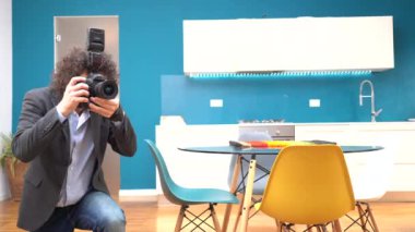 Gayrimenkul fotoğrafçısı, profesyonel kamerayla evde fotoğraf ve video çekiyor. Emlak ajansı ve ev dekorasyonu ile ev satıyor.