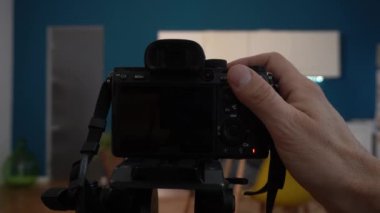 Gayrimenkul fotoğrafçısı, profesyonel kamerayla evde fotoğraf ve video çekiyor. Emlak ajansı ve ev dekorasyonu ile ev satıyor.