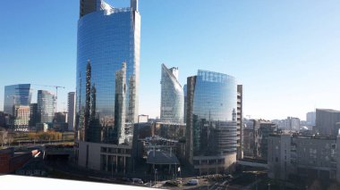İtalya, Milano 01,30,25 - Kentin merkezindeki Garibaldi Gae Aulenti 'deki Unicredit kulesi gökdeleninin insansız hava aracı görüntüsü - moda şehrinin yeni ufuk çizgisi