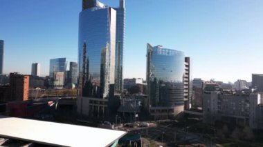  Gae Aulenti 'nin merkezindeki Garibaldi Porta Nuova Bölgesinin İHA görüntüsü Unipol, UniCredit gökdelenleri ve Dikey Orman Bosco dikey dikey dikdörtgeniyle yeni gökdeleni. 