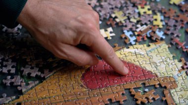 Yapboz yapmada oynamak, bulmacanın parçalarını bir araya getirmek ailenle evde geçirdiğin boş zamanlarında bir resim oluşturmak - ergenlikte geliştirmek için hobi ve beceriler.