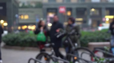 Moda haftası boyunca Milano 'daki şehir sokağındaki kalabalığın bulanık görüntüleri.  