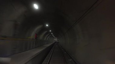 Avrupa, İtalya, Milan 02.12.2025 metro treni hızlı bir hızla yeraltı tüneline giriyor. Yeni hat 4 yer altında bir maceraya başlıyor. Kendi kendine giden vagon. 