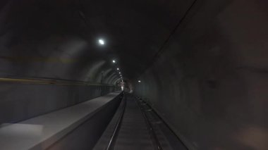 Avrupa, İtalya, Milan 02.12.2025 metro treni hızlı bir hızla yeraltı tüneline giriyor. Yeni hat 4 yer altında bir maceraya başlıyor. Kendi kendine giden vagon. 