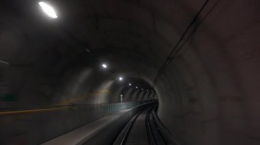 Avrupa, İtalya, Milan 02.12.2025 metro treni hızlı bir hızla yeraltı tüneline giriyor. Yeni hat 4 yer altında bir maceraya başlıyor. Kendi kendine giden vagon. 