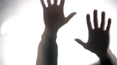 Tecavüze uğramış kadın siluetinin el ve bedeni - evde aile içi cinsel şiddet - tecavüz ve cinsiyet temelli istismarda artış - bir kadın intiharı ve depresyon intiharı nedeniyle şok ve korku