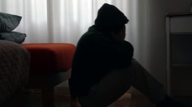 Yatağın yanında oturan depresyonlu adam baş ağrısı, acı, ayrılık, yorgunluk, baş ağrısı. duygusal stres yorgunluk yorgunluk üzüntü endişe endişe aşırı çalışma kaybı