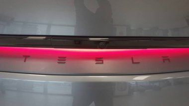 Avrupa, İtalya, Milan 02,11,2025 Tesla araba galerisi S3XY elektrikli otomobille ilgilenen müşterilere yeni Model X 'i sunuyor.