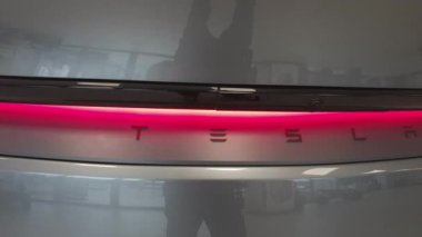 Avrupa, İtalya, Milan 02,11,2025 Tesla araba galerisi S3XY elektrikli otomobille ilgilenen müşterilere yeni Model X 'i sunuyor.