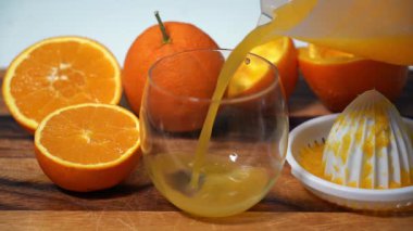  Sağlığı C vitamini, Akdeniz diyeti ve kahvaltıyla şarj etmek için taze bir portakal suyuna dolduruyorum.