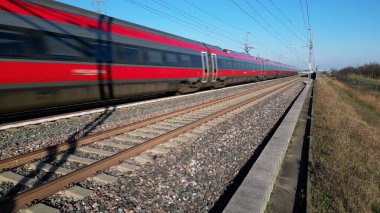 Avrupa, İtalya, Milano - Frecciarossa Hight hızı Milan 'dan Roma' ya giden 300km 'lik tren yolu - İtalya' da turist ve yolcular için daha hızlı bir yol - turizm beldesi -